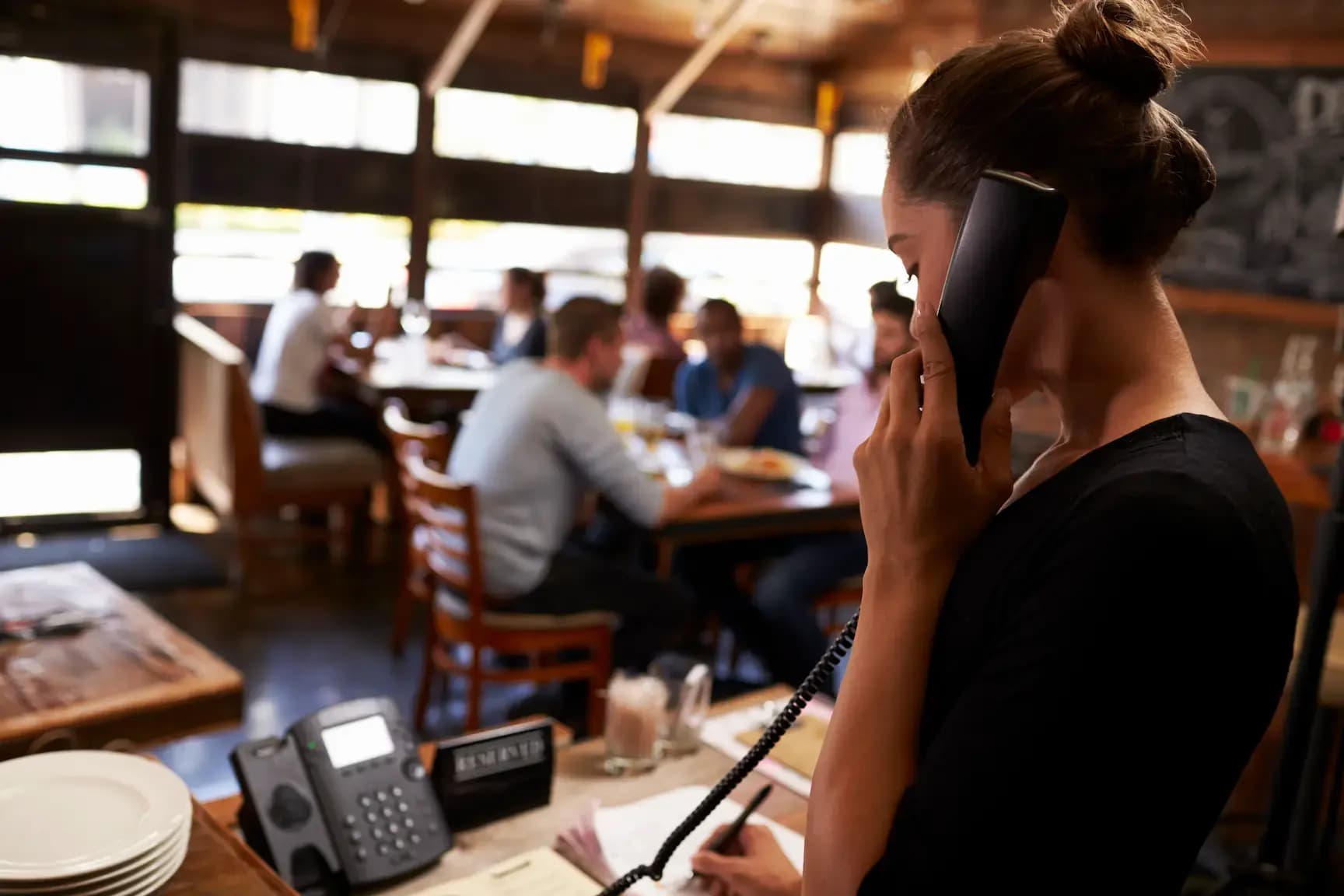 How to Choose the Best Restaurant Phone System for Modern Hospitality
