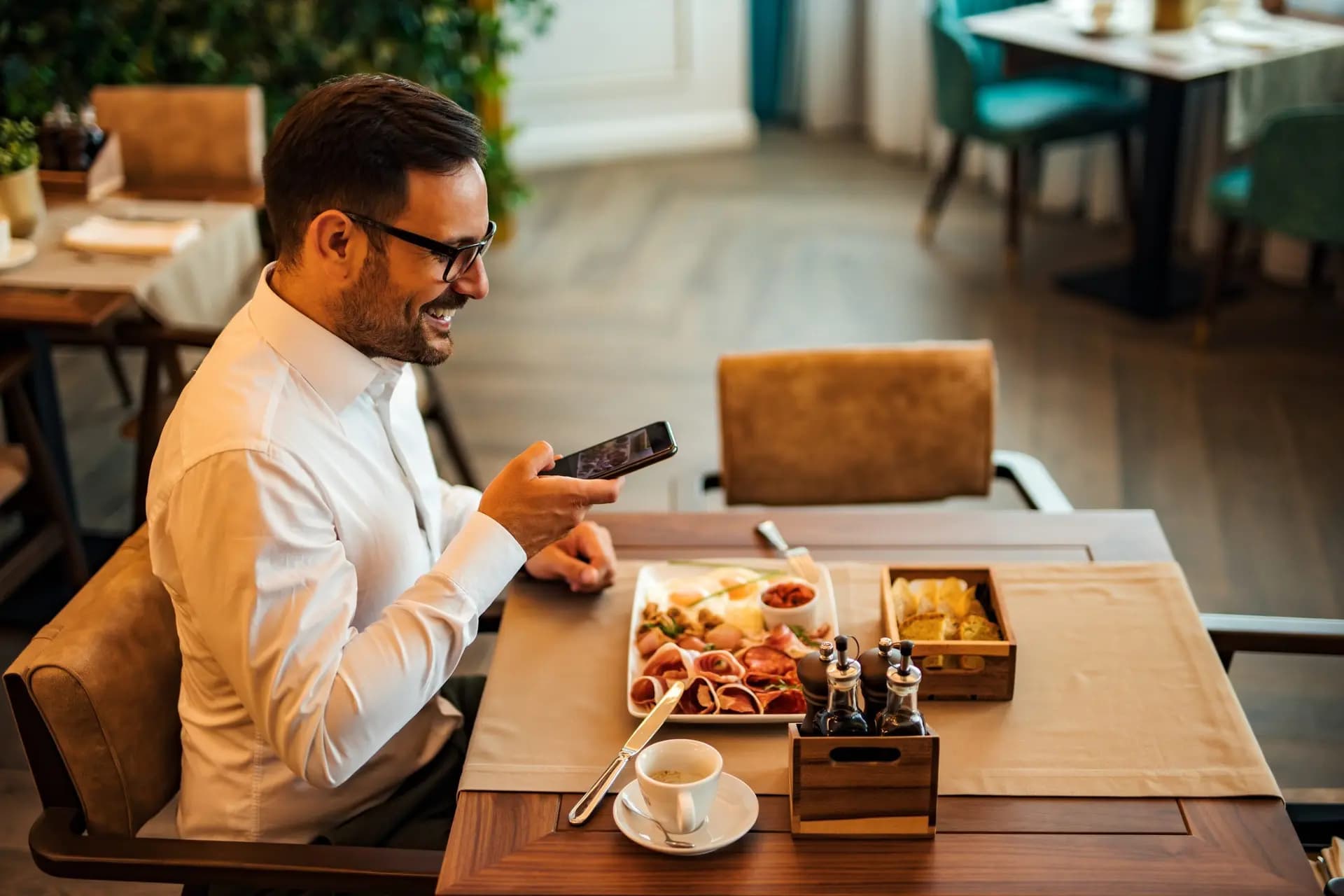 Virtual Assistant Call Answering Service for Restaurants: Boost Efficiency with AI Voice Technology
